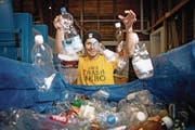 Im Reich der Güselsammler: Roman Peter (33), Gründer der Trash-Hero-Bewegung. (Bild: Corinne Glanzmann (Emmenbrücke, 22. Dezember 2016))