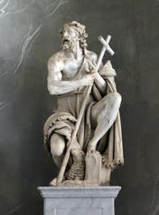 Johannes der Täufer, ein grosser Heiliger des Christentums, der mit seinem Namen im Volksglauben und in der Natur reichen Niederschlag findet. Barocke Marmorfigur von Franchesco Mochi in der Hofkirche zu Dresden. (Bild: Andreas Faessler (25. Mai 2016))