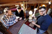 Die Begründer der neuen Brauerei in Edlibach sind auf der Suche nach einem eigenen Lokal: Joshua Armstrong, Pierino Bonetti und Aaron Willits (von links) in ihrem Klubraum. (Bild Werner Schelbert)
