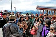 Ansturm auf die Rigi-Bahnen: Asiatische Reisegruppen pilgern auf die Rigi. (Bild: Nadia Schärli)