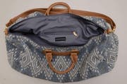 In dieser Tasche wurde das neugeborene Mädchen vor die Tür des Kinderspitals Luzern gestellt. (Bild: Luzerner Polizei)