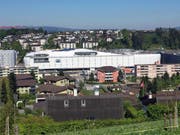 Blick auf die Mall of Switzerland mit dem Freizeitcenter (links), dem Shopping-Komplex und dem Parkhaus (rechts). (Bild: René Meier (Ebikon, 30. April 2017))