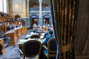 Blick in die Kleine Kammer im Bundeshaus. Drei der insgesamt zehn Zentralschweizer Sitze werden am Sonntag noch vergeben. (Bild: Keystone/Alessandro della Valle)