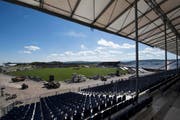 Am Eidgenössischen Schwing- und Älplerfest in Estavayer-le-Lac Ende August wird ein neuer Besucherrekord erwartet. Die grosse Arena, die dafür errichtet wird, befindet sich auf dem nahe gelegenen Militärflugplatz in Payerne. (Bild: Keystone/Jean-Christophe Bott)