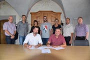 Die Gemeindepräsidenten von Altishofen und Ebersecken unterzeichnen den Vertrag. (Bild: pd)