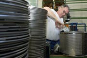 Juro Pervan in der Produktion der V-Zug bei der Fertigung einer Trommel. (Archivbild Ana Birchler-Cruz/Neue ZZ)