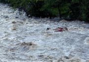 Das Auto in der Muota, welches am 24. Juni 2016 von den Wassermassen mitgerissen wurde. (Bild Werner Schelbert)