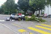 Am Nachmittag fuhr ein Autofahrer in eine Verkehrsinsel in Meggen. (Bild: Leserreporter Armin W.)