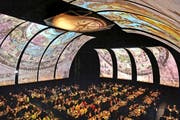 Im Luzerner Saal des KKL wird das Drei-Gang-Dinner serviert: Die grossflächigen Leinwände sorgen mit wechselnden Motiven für stimmungsvolles asiatisches Flair. (Bild Nadia Schärli)