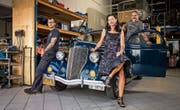 Marcel Moser (links) mit Markus Mahlstein, dessen Partnerin Marta Parisi und deren Ford Coupé 1936. (Bild: Philipp Schmidli (Rain, 30. August 2017))