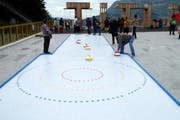 Curling im Sommer: Auf Trübsee ist dies neuerdings möglich. (Bild: pd)