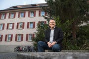 Chefarzt Thomas Heinimann vor dem Klinikgebäude in Kriens. (Bild: Dominik Wunderli (Kriens, 28. März 2017))