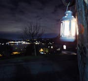 Der Walchwiler Lichterweg umfasst unter anderem 45 Laternen mit echtem Kerzenlicht. (Bild: Werner Schelbert (15. Dezember 2017))