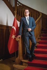 Ilhan Saygili in der türkischen Botschaftsresidenz in Bern. (Bild: Roger Grütter (12. Juli 2017))