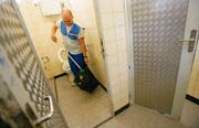 Ein Angestellter einer Reinigungsfirma arbeitet in der öffentlichen Toilette im Inseli Luzern. (Archivbild Michael Buholzer/Neue LZ)