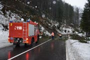 Aufräumarbeiten am Brünig-Pass. (Bild: Kantonspolizei Obwalden)