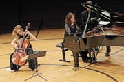 Sol Gabetta (links) und Hélène Grimaud inspirierten sich gegenseitig zu höchstem musikalischem Ausdruck. (Bild: Philipp Schmidli (14. Januar 2017))