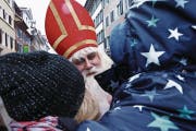 Immer am Märlisunntig dabei: der Samichlaus. (Bild: Werner Schelbert (Zug, 10. Dezember 2017))