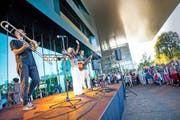 Nilsa aus Mosambik gestern Abend bei der Eröffnung des Strassenmusikfestivals auf dem Luzerner Europaplatz. (Bild: Blld Roger Grütter)