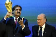 Er fühlte sich nach der Bekanntgabe des Austragungsortes 2022 wie ein Weltmeister: Scheich Hamad bin Khalifa, rechts Joseph Blatter. (Bild: Keystone / Walter Bieri)