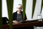 Die Zuger Ombudsfrau Katharina Landolf bei ihrer Arbeit in Zug. (Archivbild Werner Schelbert)