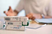 Oft scheint nicht immer klar zu sein, aus welchen Beweggründen die Schweizer Ärzte bestimmte Medikamente an die Patienten verschreiben. (Bild: Keystone/Geatan Bally)