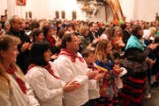 Die Schwyzer Kirchengänger applaudieren ihrem Pfarrer. (Bild Laura Vercellone/Neue SZ)