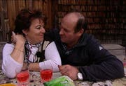 Kommen sich behutsam näher: Konrad Niederberger und Natascha. (Bild pd)