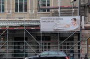 Das Plakat an der Fassade vom Hotel Anker in Luzern sorgt für rote Köpfe. (Bild: Ramona Geiger / luzernerzeitung.ch)