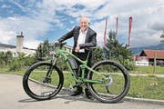 Eugen Elmiger, CEO von Maxon Motor, mit einem Stöckli-Bike, das durch den Maxon-Antrieb zum E-Bike wird. (Bild: Corinne Glanzmann/OZ, Sachseln, 28. Juni 2017)