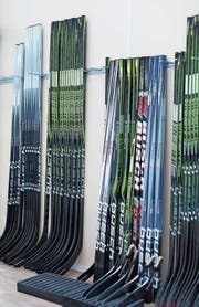 Ungefähr 4000 Eishockeystöcke pro Jahr werden heute von der Firma Composites Busch hergestellt. (Bild: Gaetan Bally/Keystone (Pruntrut, 28. November 2017))