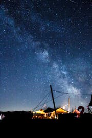 Sternenhimmel über unseren Zelten. Pfadi/Wölfli Baar (Bild: M. Lipp v/o Fuchs)