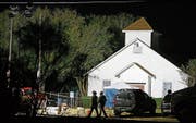 Schauplatz des Blutbades: Die First Baptist Church im Zentrum der kleinen Gemeinde Sutherland Springs. (Bild: Larry Smith/EPA (6. November 2017))