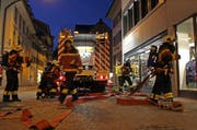 Der Atemschutztrupp macht sich für den Einsatz bereit. (Bild: Freiwillige Feuerwehr der Stadt Zug)
