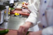 Hochbetrieb in der Küche eines Gastronomie-Betriebs. (Symbolbild: Gaetan Bally/Keystone)