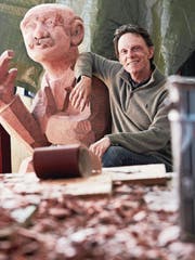 Stephan Schmidlin zeigt eine seiner Holzskulpturen, die allerdings nichts mit dem Eidgenössischen Schwing- und Älplerfest 2019 in Zug zu tun hat. (Bild: Jakob Ineichen (Cham, 8. März 2018))