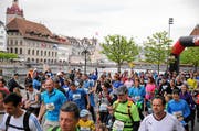 LUZERN, 25APR15 - Impression vom 38. Luzerner Stadtlauf am 25. April 2015. Mit rund 13'500 Teilnehmerinnen und Teilnehmer ist der Luzerner Stadtlauf der groesste Laufsportevent der Zentralschweiz. Mit Strecken von 660 Meter bis 5,6 Kilometer durch die malerische Luzerner Altstadt ermoeglicht der Stadtlauf ein Jogging-Erlebnis fuer Gross und Klein. Impression of the 38th Lucerne City Run, a very popular run with more than 13'500 starters in the old town of Lucerne, Switzerland, April 25, 2015. swiss-image.ch/Photo Andy Mettler (Bild: Andy Mettler (swiss-image.ch))