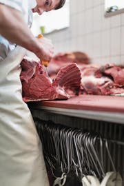 Nicht nur Konsumenten wollen wissen, woher das Fleisch kommt. (Bild: Gaëtan Bally/Keystone)