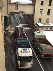 Der Lastwagen beschädigte die Unterführung. (Bild: Leserreporter)