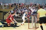 Thomas Grüter (weisses Trikot) schiesst eines von 14 Zuger Toren. (Bild: Michael Peter/Zug United (15. März 2017))