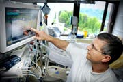 Ein Pfleger kontrolliert die Werte eines Patienten auf der Intensivstation im Kantonsspital Luzern. (Bild: Pius Amrein/Neue LZ)