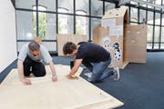 Lenz Bühler und Lucas Vibensky bereiten die Ausstellung vor. (Bild: Werner Schelbert (Zug, 28. August 2017))