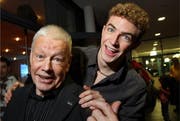 Preisträger Michael Elsener (rechts) mit Laudator Franz Odermatt. (Bild: Christof Borner-Keller/Neue ZZ)