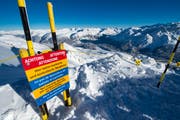 Warnhinweis oberhalb der Abrisskante der Lawine, die am Freitag am Piz Nair niederging. Die gelöste Schneemasse am Piz Nair-Südhang unterhalb der Bergstation der Luftseilbahn forderte ein Todesopfer. (Bild: Keystone)