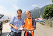 Walter Wappis (rechts) erklärt Francesc Zihlmann die Zufahrt zum Gelände. (Bild: Charly Keiser / Neue SZ)
