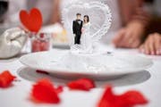 Marzipanfiguren auf der Hochzeitstorte. (Bild: Gaetan Bally / Keystone)