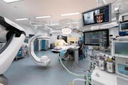 Stefan Ockert (links), Co-Chefarzt Gefässchirurgie, zeigt den neuen Hybrid-Operationssaal am Luzerner Kantonsspital. (Bild: Eveline Beerkircher (Luzern, 1. März 2018))