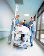 Wenn der Ernstfall eintritt, kann eine Patientenverfügung für Angehörige und Ärzte hilfreich sein. (Bild: Getty)