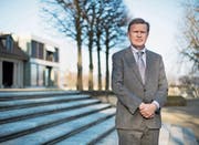 Der Wirtschaftshistoriker Harold James vor dem Swiss Re Centre for Global Dialogue in Rüschlikon. (Bild: Corinne Glanzmann (Rüschlikon, 16. März 2017))