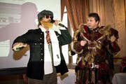 Jérôme Martinu, stellvertretender NLZ-Chefredaktor als Igor Subkow, und Roger Gehri von der Wey-Zunft. (Bild Manuela Jans)